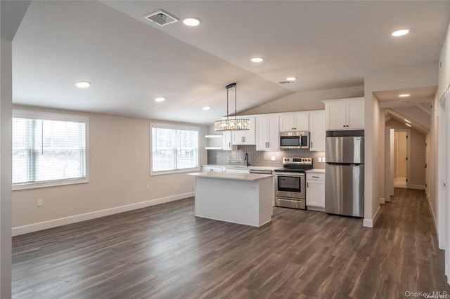 1090 New York Avenue Penthouse, Huntington Station, NY 11746