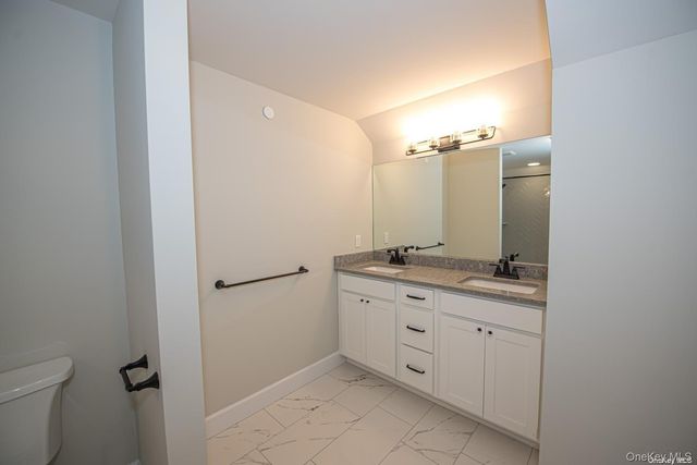 1090 New York Avenue Penthouse, Huntington Station, NY 11746