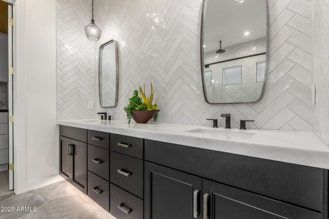 17336 W CRAWFORDSVILLE Drive, Surprise, AZ 85388