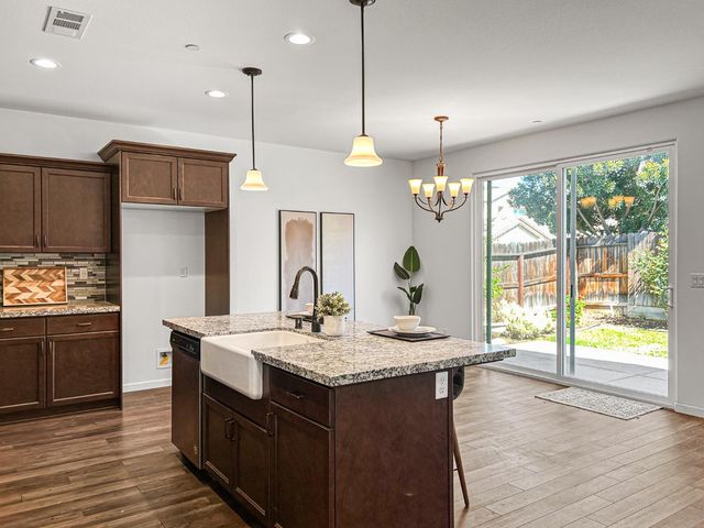 1009 El Molino Avenue, Clovis, CA 93619