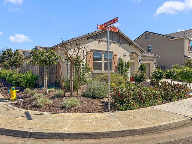 1009 El Molino Avenue, Clovis, CA 93619