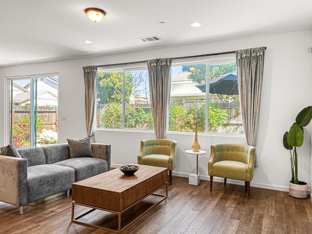 1009 El Molino Avenue, Clovis, CA 93619