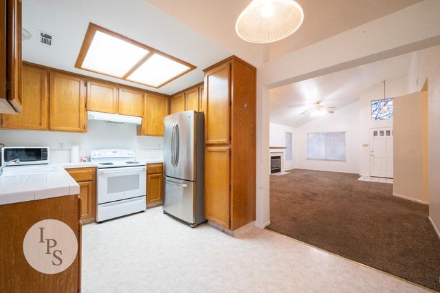 2188 E Pinedale Avenue, Fresno, CA 93720