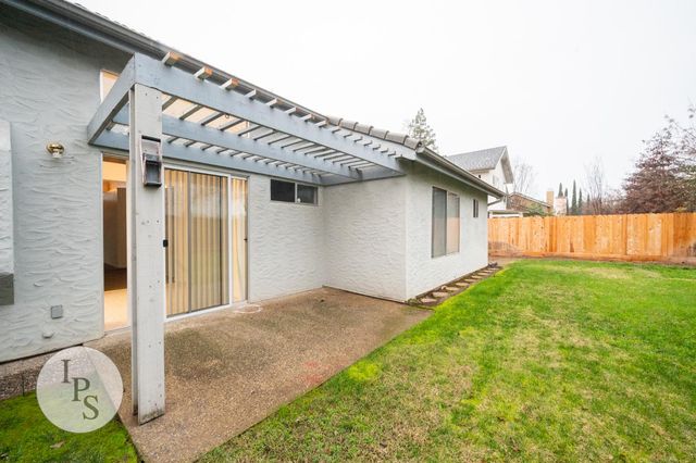 2188 E Pinedale Avenue, Fresno, CA 93720