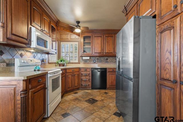 205 N Henry St, Lindale, TX 75771