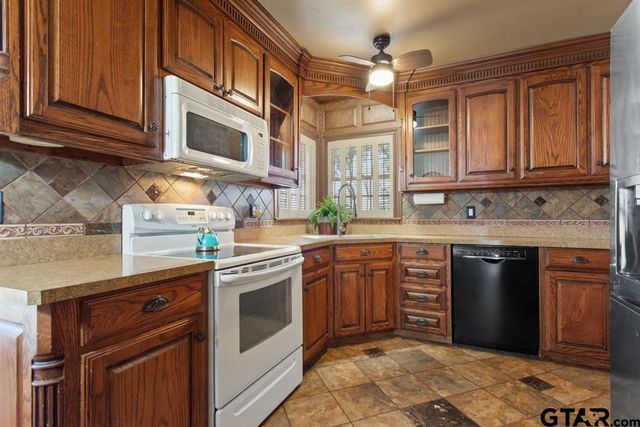 205 N Henry St, Lindale, TX 75771