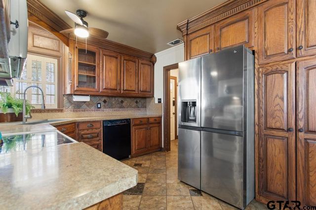 205 N Henry St, Lindale, TX 75771