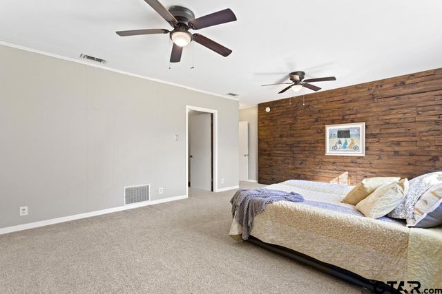 205 N Henry St, Lindale, TX 75771