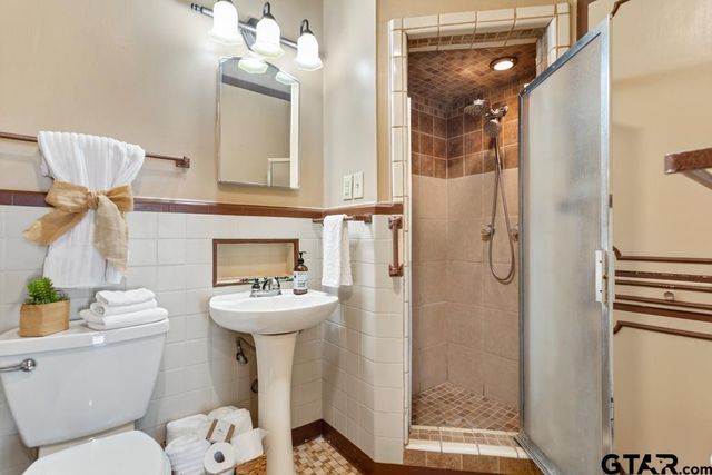 205 N Henry St, Lindale, TX 75771