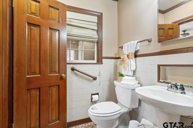 205 N Henry St, Lindale, TX 75771