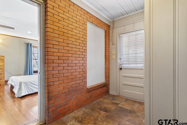 205 N Henry St, Lindale, TX 75771