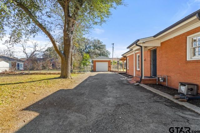 205 N Henry St, Lindale, TX 75771