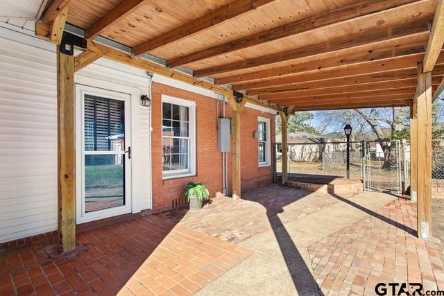 205 N Henry St, Lindale, TX 75771