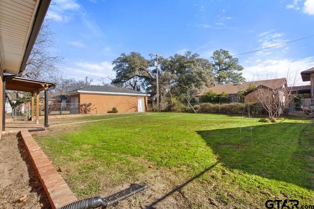 205 N Henry St, Lindale, TX 75771