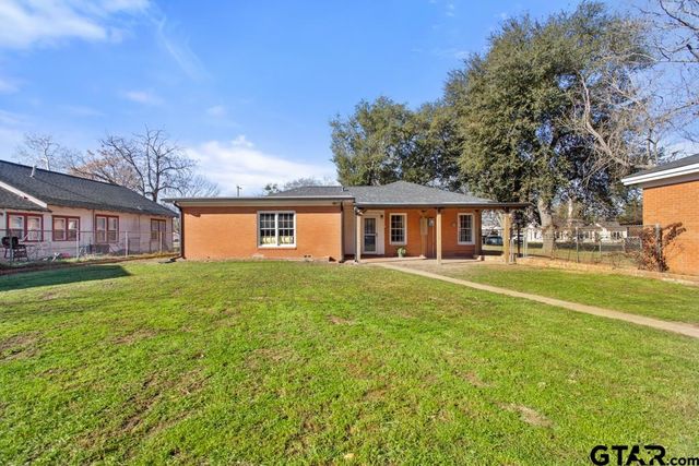 205 N Henry St, Lindale, TX 75771