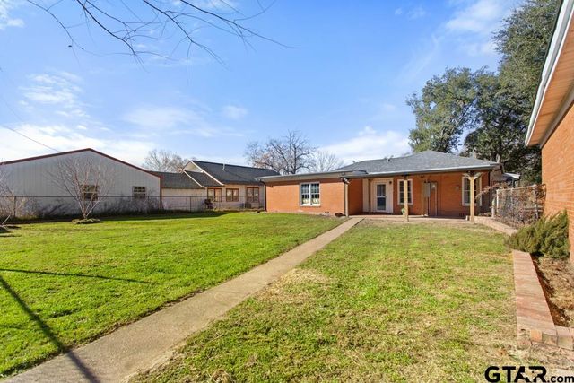 205 N Henry St, Lindale, TX 75771
