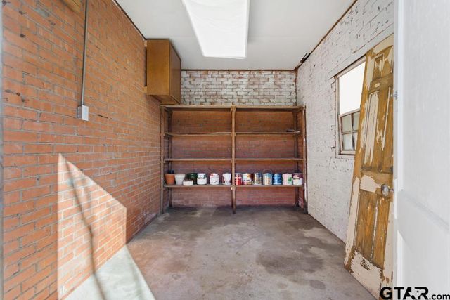 205 N Henry St, Lindale, TX 75771