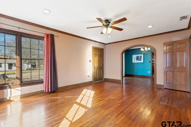 205 N Henry St, Lindale, TX 75771