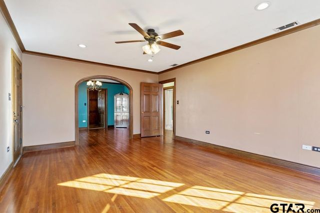 205 N Henry St, Lindale, TX 75771