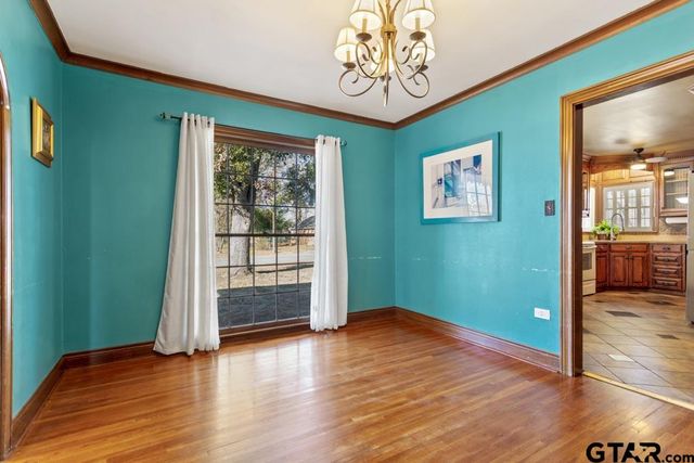 205 N Henry St, Lindale, TX 75771