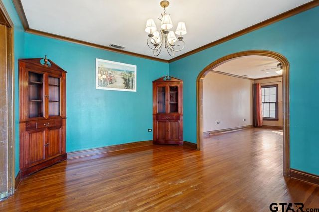 205 N Henry St, Lindale, TX 75771