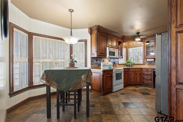 205 N Henry St, Lindale, TX 75771