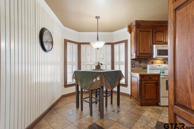 205 N Henry St, Lindale, TX 75771