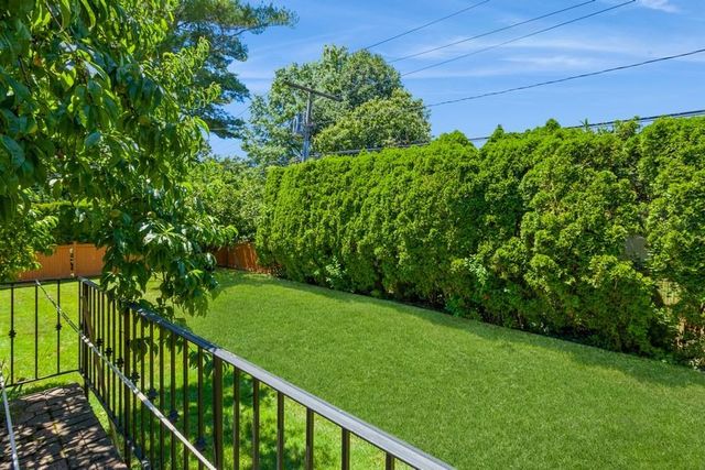 50 Edgewood Dr, New Hyde Park, NY 11040