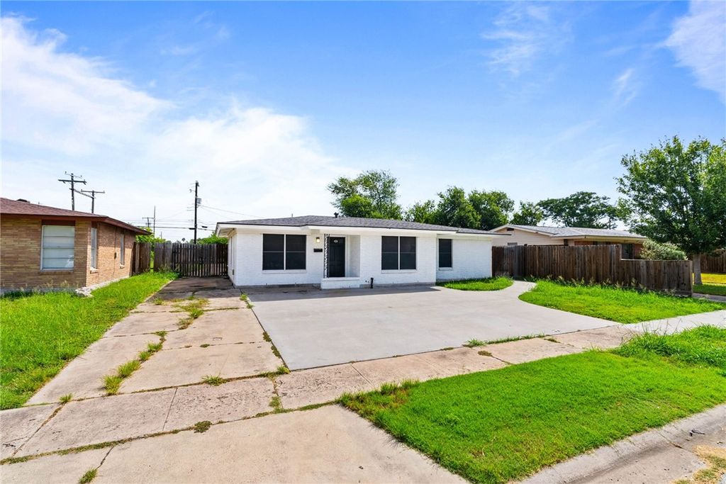4126 Barnes St, Corpus Christi, TX 78411 — photo 2