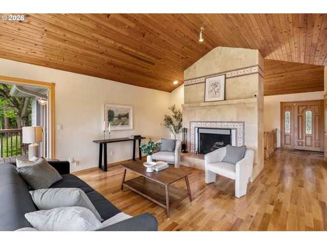 10585 BEUTEL Rd, Oregon City, OR 97045