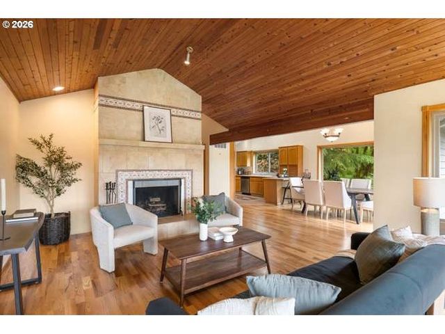 10585 BEUTEL Rd, Oregon City, OR 97045