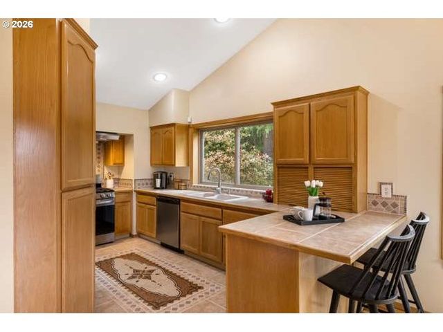 10585 BEUTEL Rd, Oregon City, OR 97045