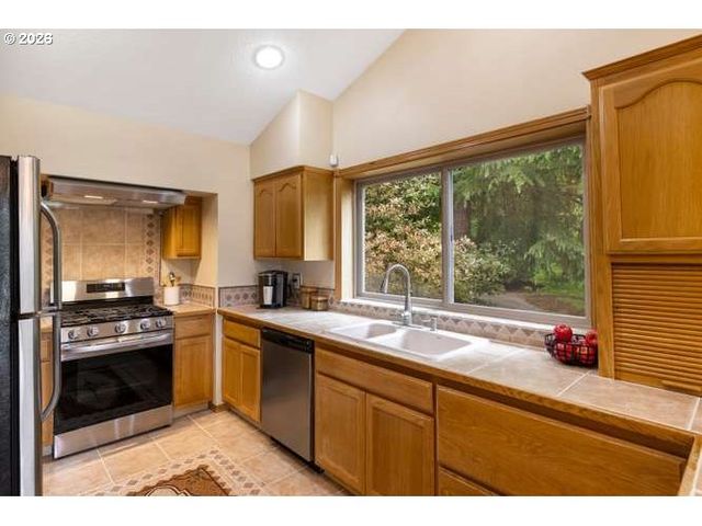 10585 BEUTEL Rd, Oregon City, OR 97045