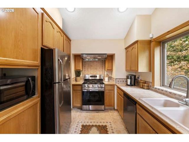 10585 BEUTEL Rd, Oregon City, OR 97045