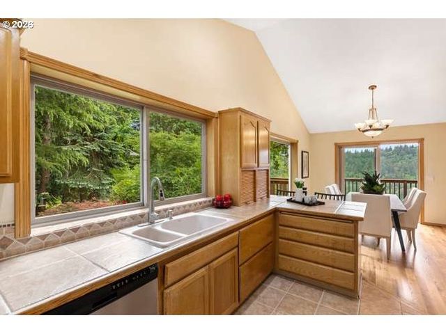 10585 BEUTEL Rd, Oregon City, OR 97045
