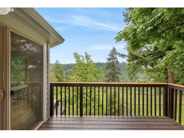 10585 BEUTEL Rd, Oregon City, OR 97045