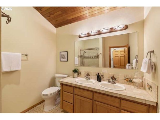 10585 BEUTEL Rd, Oregon City, OR 97045