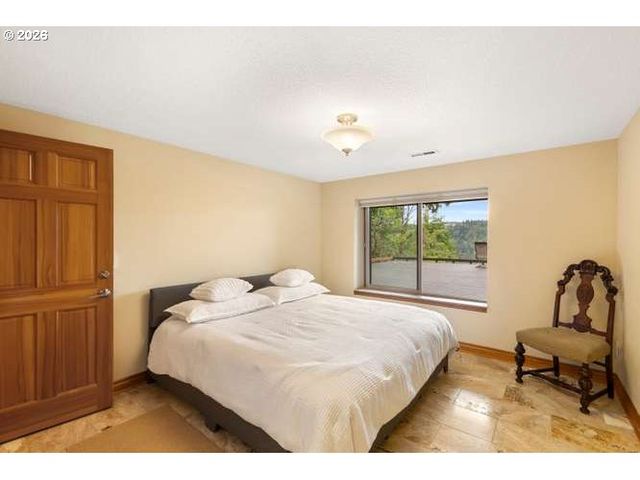 10585 BEUTEL Rd, Oregon City, OR 97045