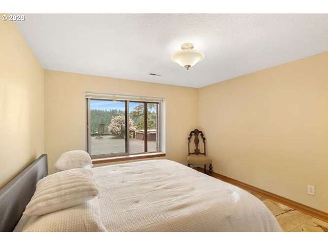 10585 BEUTEL Rd, Oregon City, OR 97045