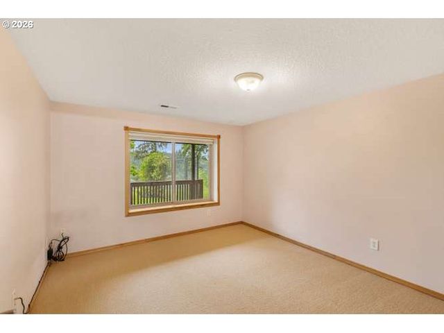 10585 BEUTEL Rd, Oregon City, OR 97045