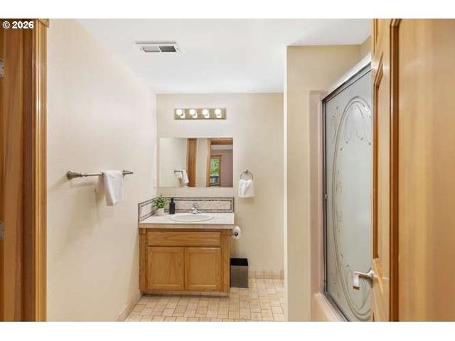 10585 BEUTEL Rd, Oregon City, OR 97045