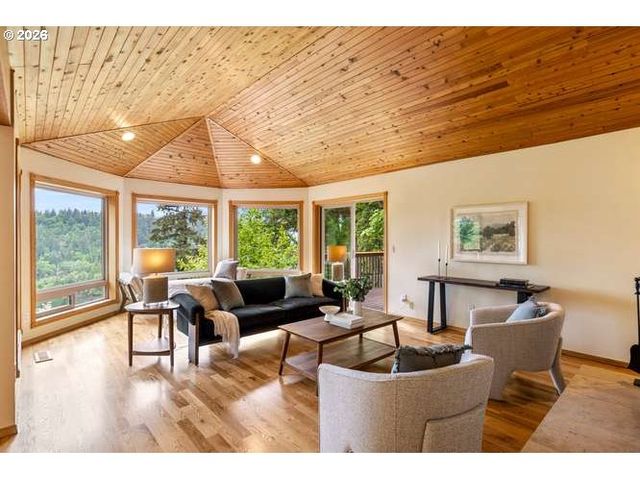 10585 BEUTEL Rd, Oregon City, OR 97045