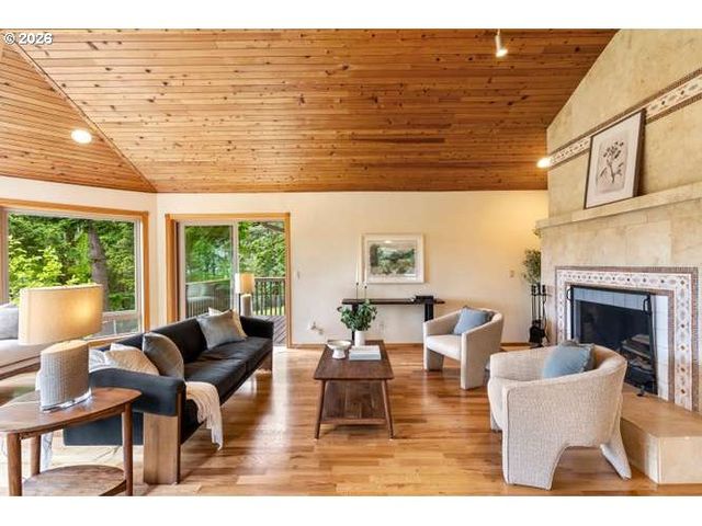 10585 BEUTEL Rd, Oregon City, OR 97045