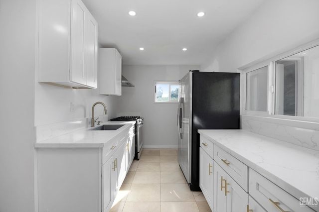 911 BALDWIN Road, Bakersfield, CA 93304