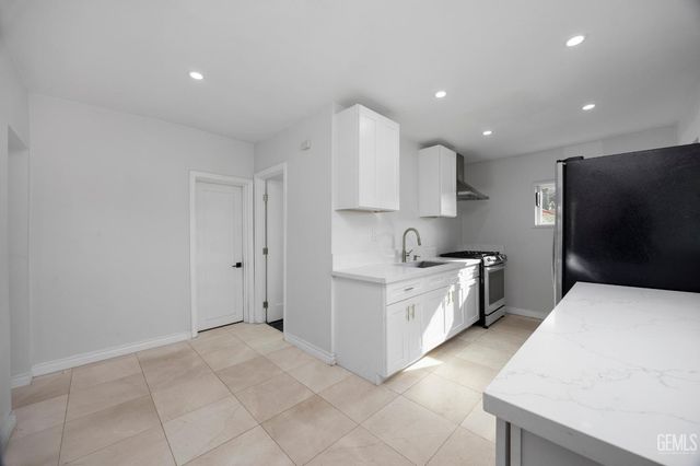 911 BALDWIN Road, Bakersfield, CA 93304