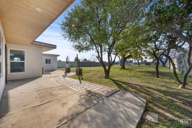 911 BALDWIN Road, Bakersfield, CA 93304