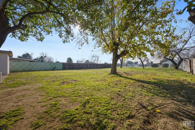 911 BALDWIN Road, Bakersfield, CA 93304