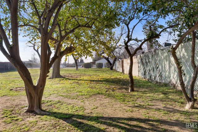 911 BALDWIN Road, Bakersfield, CA 93304