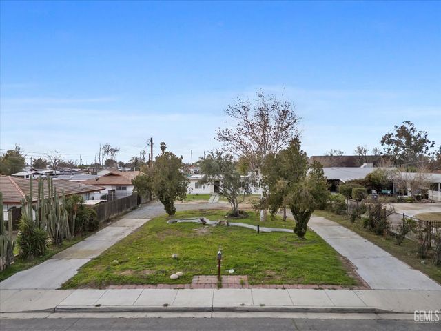 911 BALDWIN Road, Bakersfield, CA 93304