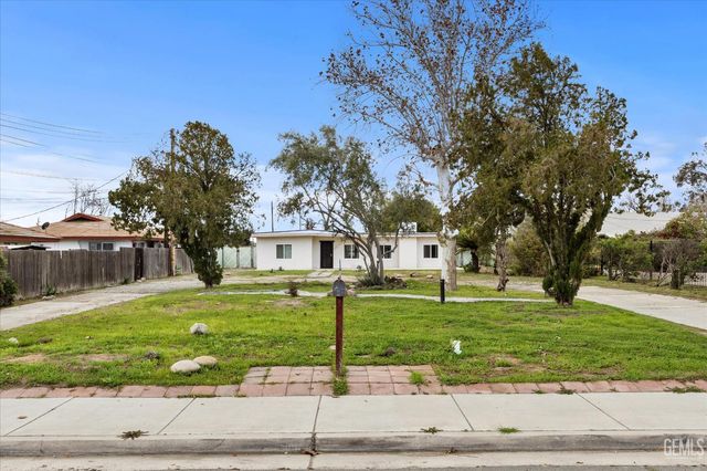 911 BALDWIN Road, Bakersfield, CA 93304
